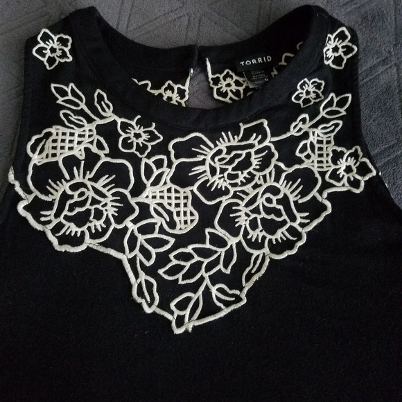 ***sold*** Black & cream torrid top - Picture 2 of 5